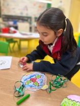Parents come to help make Christmas decorations in Junior Infants 